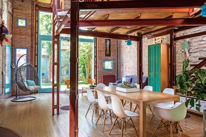 Mesa y mueble con postigones de demolición (Mario Naschimbene). Piso de pino tea recuperada (D’Ercole Maderas).