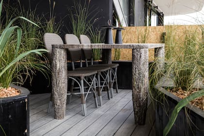 Mesa en Travertino Silver a la veta sin taponar apomazado con patas de enchapado macizo con proceso de descapezado. Espacio Compañía Nativa. Marmolería Casella para De Stefano.