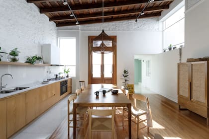 Mesa (Laboratorio de Objetos). Sillas (Broca Muebles). Despensa (Carola Mauer). El piso combina madera (Mazzei Maderas) y terrazo (Pimux); entre ambos materiales se colocó una varilla de bronce.