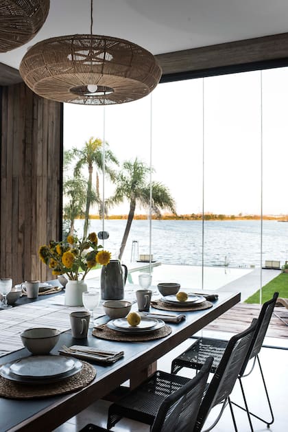 Mesa (Landmark). Sillas (Increa). Lámparas (Compañía Nativa)