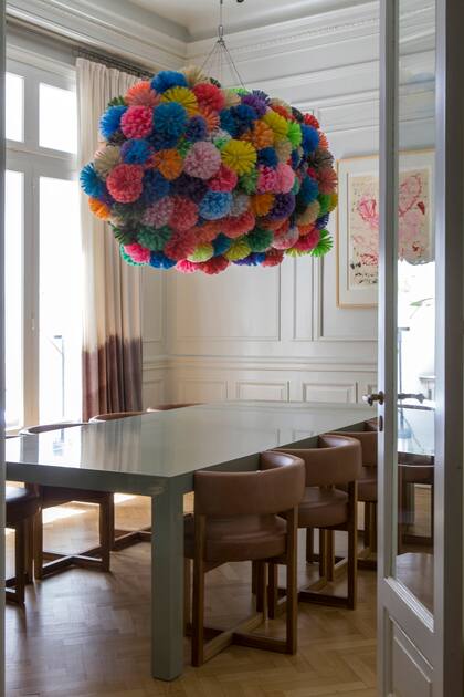 Mesa laqueada y sillas de cuero y madera (Bull Buenos Aires). Cortinas teñidas a mano (Casa Leopoldo con textiles de Mercedes Segura). Cuadro de Teresa Magrane.
