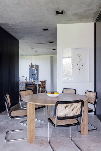 Mesa (Marini) y sillas estilo 'Cesca' (Kikely).