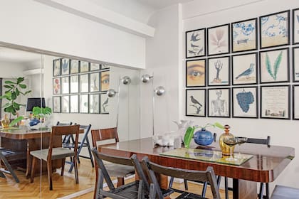 Mesa (Mercado de San Telmo). Sillas (Mercado Libre). Lámpara de pie y composición de láminas de enciclopedias del siglo XVIII y XIX (Sixta).