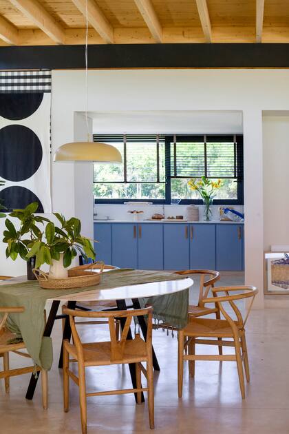 Mesa (Mike Outdoor Living). Camino y bandeja (todo de Johann Home & Deco). Sillas ‘Wishbone’ (Pasto Home). Lámpara de techo ‘Vita’ (Glitter).