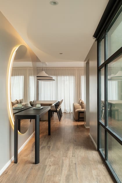 Mesa negra (Ascolta) y espejo gigante con iluminación LED (Arq. Guerberoff).