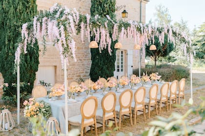 Mesa para 16 ambientada por Lucila y las floristas que tomaron el curso de Florésie. Los colores pasteles y las pérgolas de flores son típicos de la zona de La Provenza.