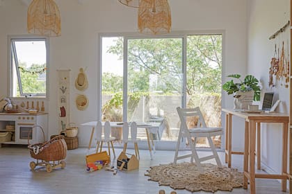 Mesa para los chicos y sillas ‘Conejito’ (Mini Mundo). Cocinita de madera (Petite Ville). Lámparas (Rito Home).