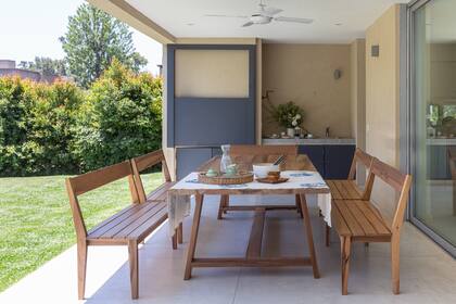 Mesa ‘Patagonia’ de 3x1 mts. y bancos ‘Galpón’, todo de guayubirá (Galpón Osuna).