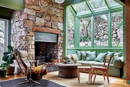 Mesa ratona de corcho (Wild Design) y otra auxiliar, obra del escultor Misha Kahn. Alfombra (Mae Artisan Rugs).