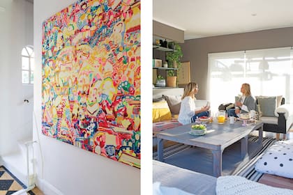 El segundo piso está dedicado a un amplio playroom para los adultos con mesa ratona de pino tea (diseñada por la dueña de casa) y alfombra rayada (Rugit).