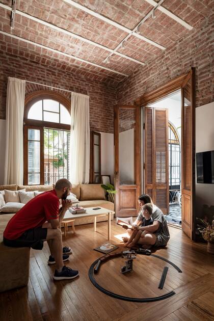Mesa ratona en madera de caroba maciza, hecha por la arquitecta en el taller de ebanistería de Becca Estudio.