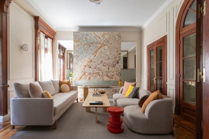 Mesa ratona ‘Hectárea’ (Marini), sillón de tres módulos ‘Baco’ (Helmut) y alfombra (Rugit).