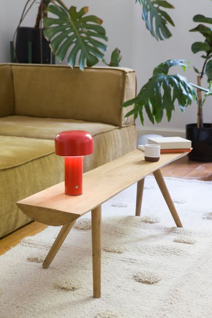 Mesa ratona (La Base Studio). Lámpara de mesa roja (Ikea). Alfombra (Elementos Argentinos)