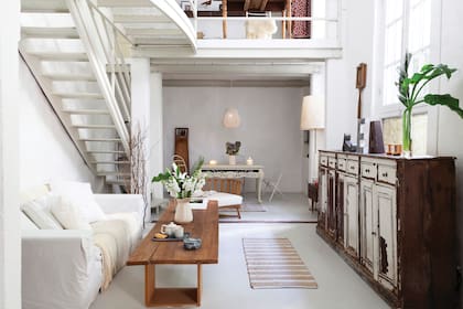 Mesa ratona y vajillero antiguo (The Concrete Bs. As.). Sofá (Fradusco). Letras de metal (Mercado Don Toto). Alfombra (Salazar Casa).