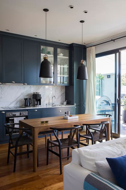 Mesa ‘Roi’ en petiribí macizo lustrado y sillas ‘Wishbone’ (todo de Salazar Casa).