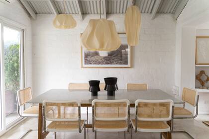 Mesa, sillas 'Cesca' (Esto Es Regio). Objetos de cerámica (Gloria Atelier Deco). Lámparas de techo (Yolegmma Marquez Studio).