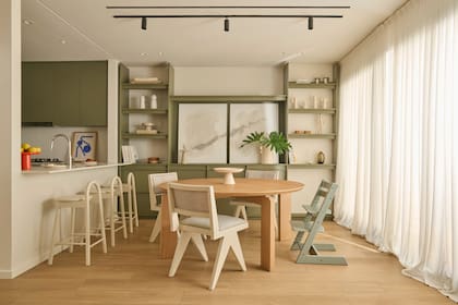 Mesa, sillas ‘Pituca’ y banquetas ‘Halo’ (todo de Taller Ferro). Silla infantil al estilo de la icónica ‘Tripp Trapp’ de origen noruego.