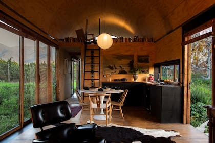 Mesa Tulip y Sillas Danesas. Cuadro del pintor chileno Onofre Jarpa.