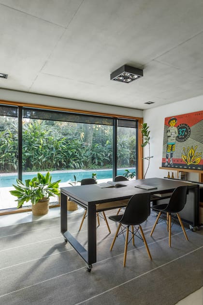 Mesa (Villanueva-Cseh) con tapa revestida en cuero negro. Obra de Álvaro Vaquero.