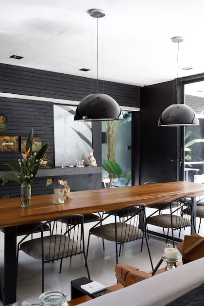 Mesa (Villanueva-Cseh), sillas (La Feliz). Vista del patio interno.