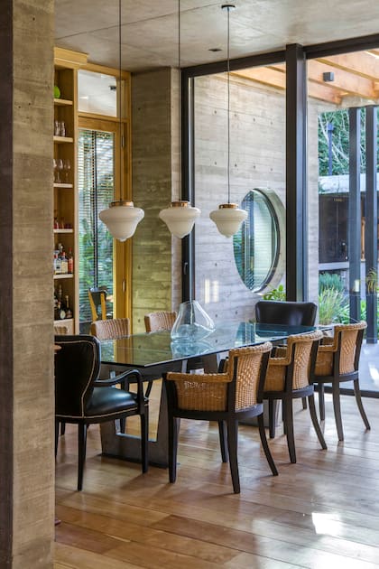 Mesa (Winglass Vidriería) con patas de hierro. Sillones de cuero en las cabeceras (Yrigoyen Buenos Aires).