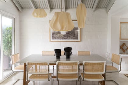 Mesa y sillas 'Cesca' (Esto Es Regio). Objetos de cerámica (Gloria Atelier Deco). Lámparas (Yolegmma Marquez Studio)