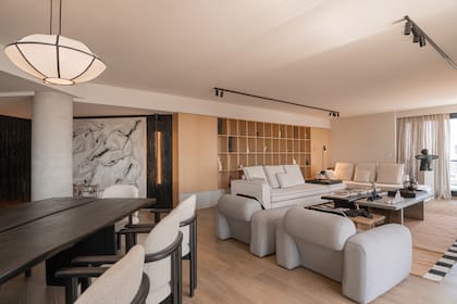 Mesa y sillas (El Mueble SRL). Artefactos de iluminación sobre mesa (Neutro Estudio).