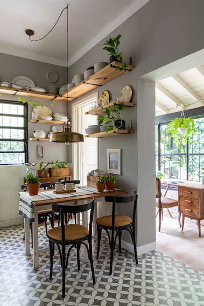 Mesa y sillas heredadas. Lámpara de techo (Falabella). Estantes hechos a medida por los dueños de casa. Paredes color ‘Telaraña’ (Alba). Piso (Noi Estudio).