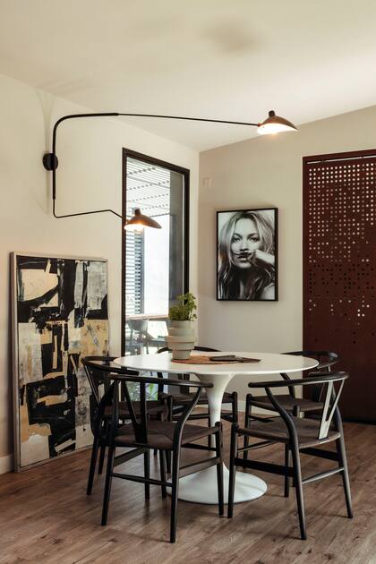 Mesa y sillas (Mad for Modern), lámpara de brazo (Sophie Empapelados) y cuadro abstracto (Eme Van Rompaey).