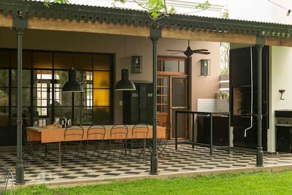 Mesa y sillas Quilmes (L’Épicerie).