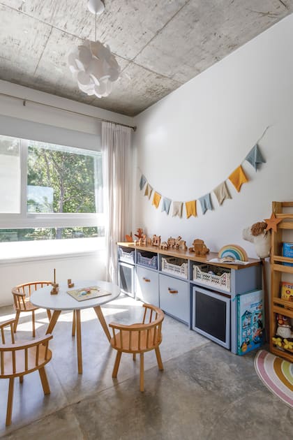 Mesa y sillas (Syria Home). Mueble azul (Lolo and Co). Lámpara (Morph)