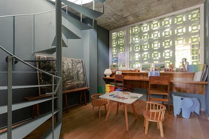 Mesa y sillitas (Marcia Morán). Apoyada en la banqueta (Talleres Sustentables), fotografía de Villa La Angostura (Felicitas Carneiro). Silla de escritorio (La Base).