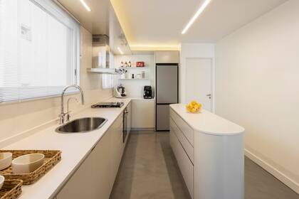 Mesada 'Blanco Norte Suede' (Italmarmi), bacha 'Curve Si77 A' (Johnson Acero), grifería 'M54 Talis' (Hansgrohe por Folk Designer).