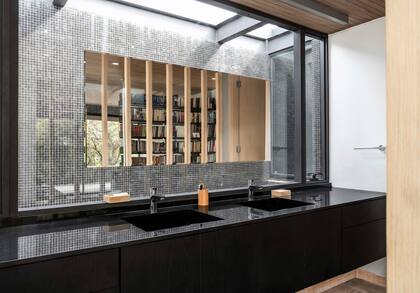 Mesada con doble bacha en granito negro ‘San Gabriel’.