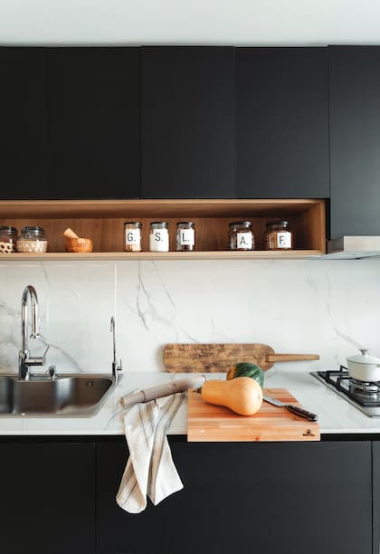 Mesada de Dekton ‘Natura’ (Canteras del Mundo), bacha (Johnson), grifería (FV). Tabla con tope (Facundo Monge Muebles).