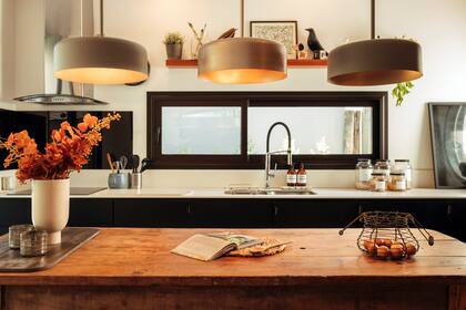 Mesada de Dekton 'Zenith'. Estante volado de pinotea cargado de recuerdos.