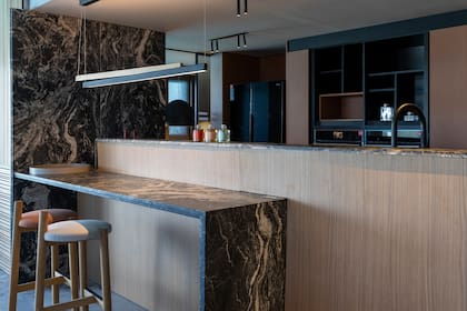 Mesada de granito Amadeus, con terminación Leather. Desarrollada por marmolería Giannetta en el espacio de Adriana Randazzo.