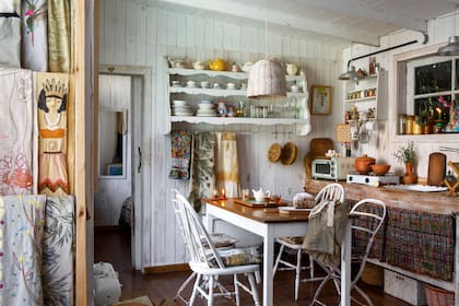 Mesada de madera con bacha de demolición y una cortina de un género guatemalteco hecho en telar. Lámpara de mimbre (Puerto de Frutos).