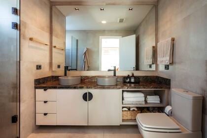 Mesada de mármol (Marmolería San Pancracio). Bachas (Bagno and Company).