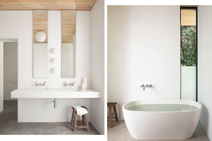 Mesada de obras, luminarias de la serie 'Dioscuri' de Artemide y dos espejos que se hacen eco de la forma de la ventana con vidrio inferior esmerilado