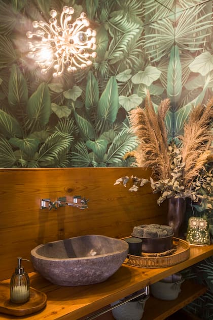 Mesada de petiribí, lámpara (Design Within Reach) y papel de pared (Sofía Willemoës).