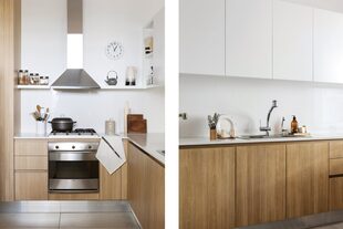 Estantes y alacenas colgantes laqueadas (De otro tiempo), mesada de Silestone, horno, anafe y campana de acero inoxidable (todo de Smeg). Bacha (Johnson Acero).