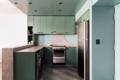 Mesada Dekton 'Vera' (Eurostone). Piso terrazzo 'Celeadon' y 'Gris perla' (Quadri). Fotos Federico Paul (Gentileza: Camila Monge)