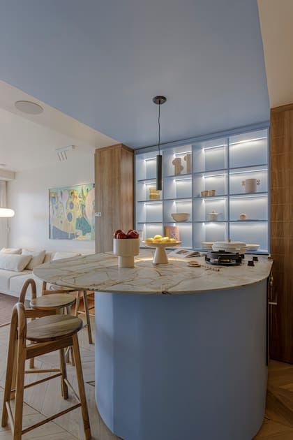 Mesada en mármol 'Blue Roma' (De Stefano), realizada por Mutra Marmolería sobre diseño de Estudio Var. Piezas cerámicas (Castro Corbat). Objetos de decoración (Quintana Casa).