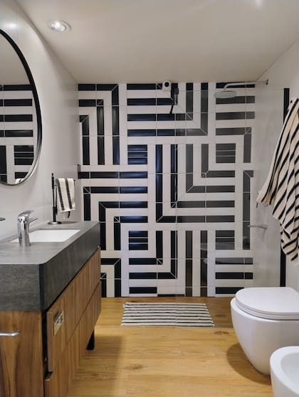 Mesada en Pura Prima 'Titanium Black' (De Stefano), grifería Epuyén (FV) y sanitarios 'Fontana' (Ferrum). Revestimiento de pared (San Lorenzo Design).