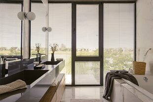 Mesada gris (Silestone). Grifería Gessi (Barugel Azulay). Espejos biselados con led por detrás. Lámparas de pared (San Isidro Luz). Hidromasaje (Shawer). Toallones de algodón, sales de baño y jabones (Claudia Adorno). Piso de porcelanato ‘Calacatta Gold’ (Ilva)