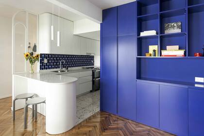 Mesada (Silestone Miami White). Piso de terrazo (Quadri)