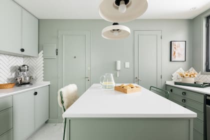 Mesada Silestone 'White Storm' (Ragolia), en isla y laterales. Banquetas (Taller Números Primos). Fotos Federico Paul (Gentileza: Camila Monge)