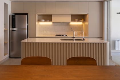 Mesada y alzada 'Bianco Luxe' (Purastone). Pileta (Neue Munich) con grifería T'alis M5' de Hansgrohe. Iluminación (DIMM).
