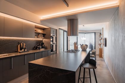 Mesada y alzada de Dekton 'Laurent', muebles en melamina 'Gris Cubanita' (Egger). Banquetas (Muro Interiorismo).